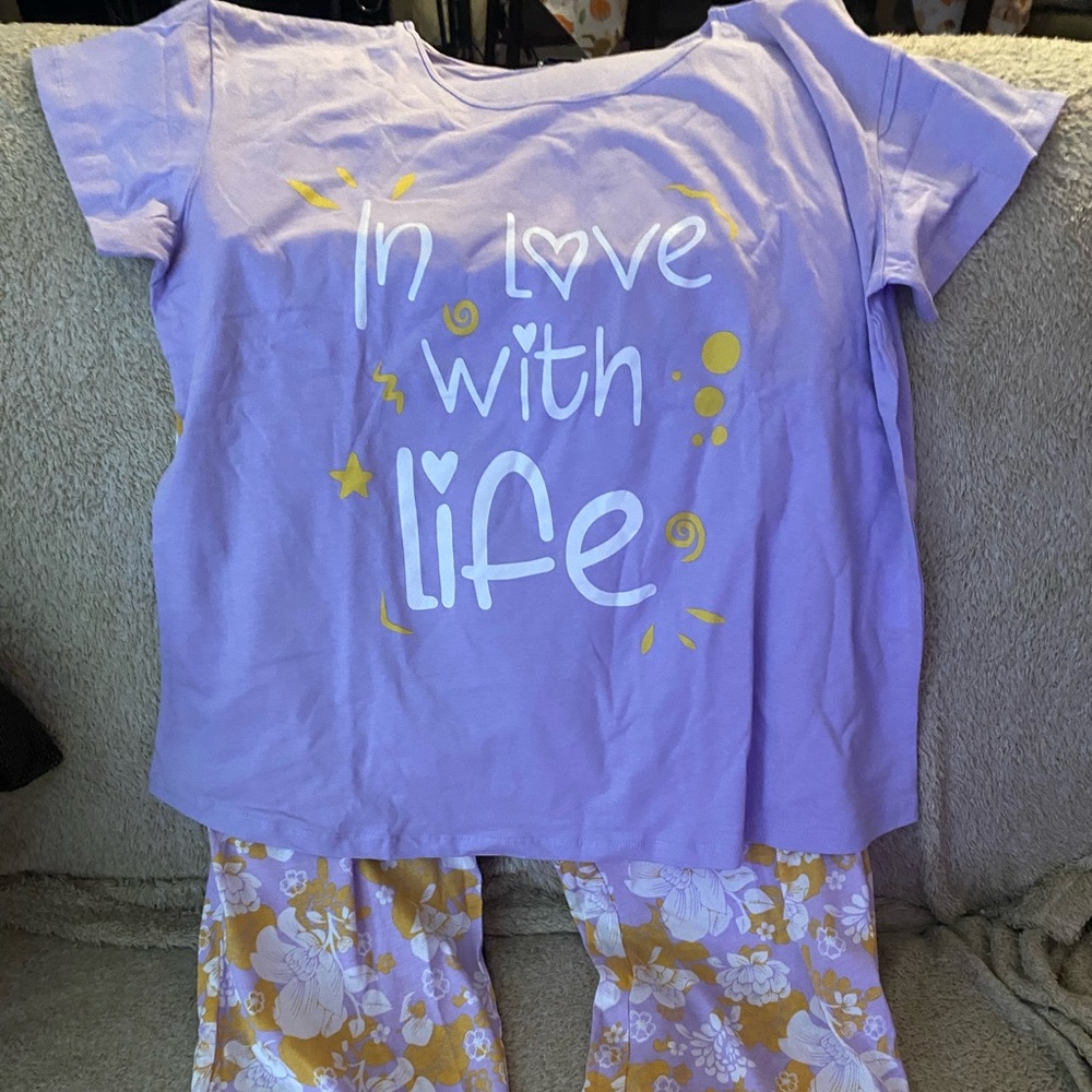 Short sleeve shirt with capris bottom.